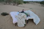 unser Bett in der Wüste unter freiem Himmel
