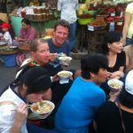 Abendessen auf dem Markt in Da Nang inmitten einer lustigen Frauenrunde