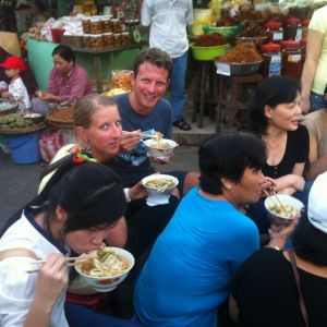 Abendessen auf dem Markt in Da Nang inmitten einer lustigen Frauenrunde