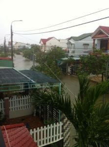 Am Morgen nach dem Taifun - überflutete Strasse