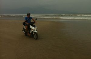 Spritztour am Strand während Töfflitour