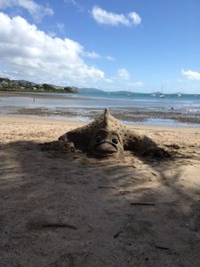 Kunst am Strand von Airlie Beach