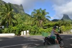 Mit dem Motorrad erkunden wir Moorea