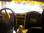 Fahrt im Taxi in Sucre - man beachte die rechte Seite...