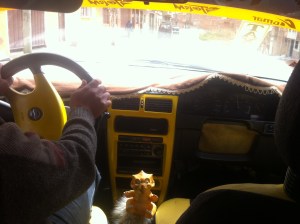 Fahrt im Taxi in Sucre - man beachte die rechte Seite...