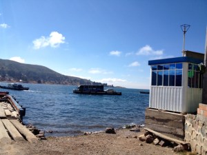 Unser Bus wird über den Titicacasee geschifft