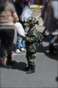 Zum Glück ist die Zuckerwatte wichtiger als das Gewehr...