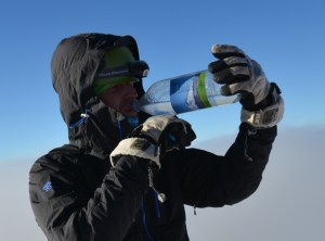 Das Wasser gefriert uns in der Flasche