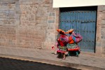 Die traditionell gekleideten Leute sind in Cusco rar