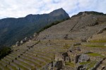 Im Hintergrund der Berg Machu Picchu